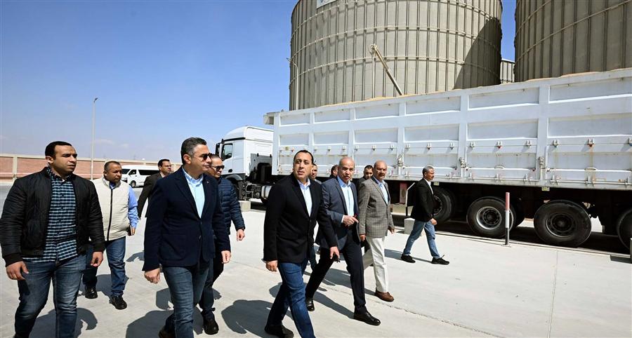 مدبولي يتفقد صومعة عتاقة بالسويس لتعزيز مخزون القمح الاستراتيجي